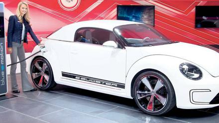 Strom tanken. In Detroit hat VW gerade die Studie des E-Bugster vorgestellt. Die Botschaft des markanten Designs ist: Elektroautos machen Spaß. 