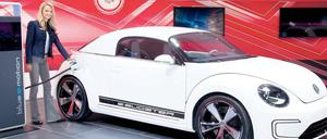 Strom tanken. In Detroit hat VW gerade die Studie des E-Bugster vorgestellt. Die Botschaft des markanten Designs ist: Elektroautos machen Spaß.