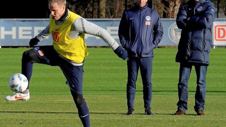 Unter Beobachtung: Herthas Christian Lell und seine Chefs Michael Skibbe und Michael Preetz.