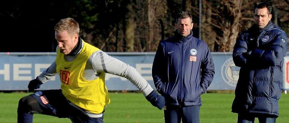 Unter Beobachtung: Herthas Christian Lell und seine Chefs Michael Skibbe und Michael Preetz.