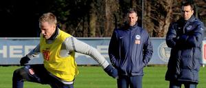 Unter Beobachtung: Herthas Christian Lell und seine Chefs Michael Skibbe und Michael Preetz.