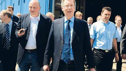 Sommer 2010: Der damalige Ministerpräsident Christian Wulff (Mitte) und sein Sprecher Olaf Glaeseker (links) während eines Besuchs in Cuxhaven.