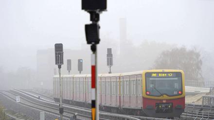 Die S-Bahn fährt regelmäßig unregelmäßig. 