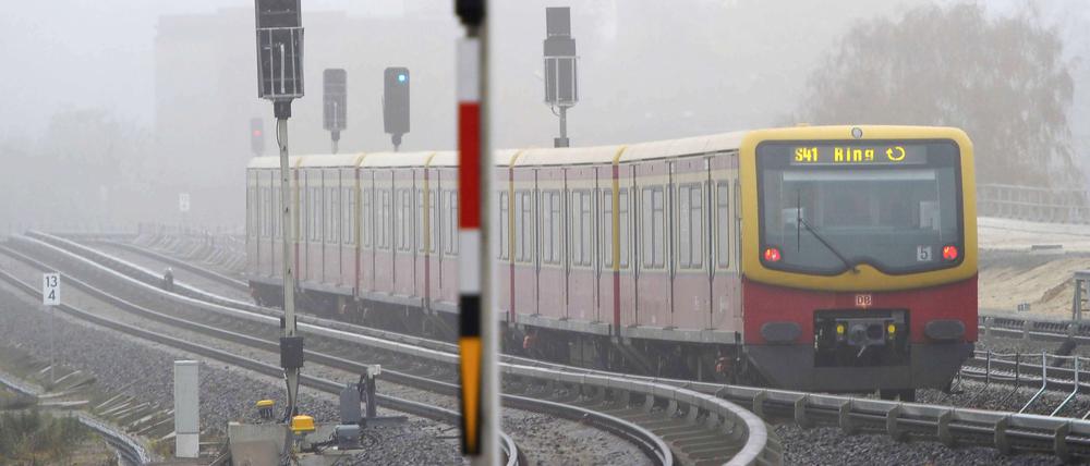 Die S-Bahn fährt regelmäßig unregelmäßig. 