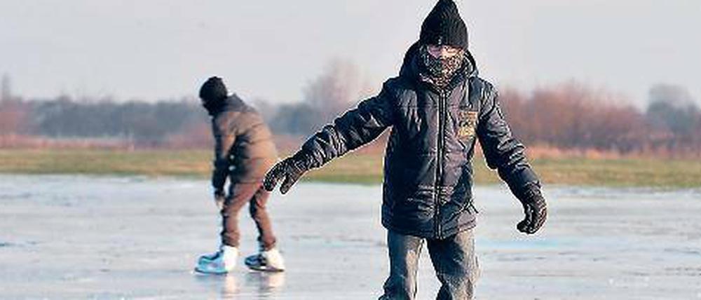 Strömungen und Einleitungen sind eine große Gefahr für Schlittschuhläufer, die sich derzeit auf zugefrorene Seen wagen. 