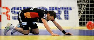 Am Boden. Die deutschen Handballer um Dominik Klein verlieren gegen Polen und verpassen damit das Halbfinale der EM.