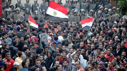 Ägypter protestieren in der Nähe des Innenministeriums in Kairo. Jüngster Auslöser für Unruhen waren die Ausschreitungen nach einem Fußballspiel mit 74 Toten.