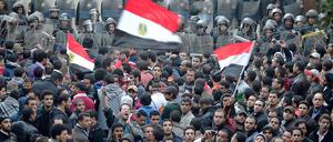 Ägypter protestieren in der Nähe des Innenministeriums in Kairo. Jüngster Auslöser für Unruhen waren die Ausschreitungen nach einem Fußballspiel mit 74 Toten.