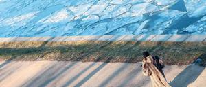 Mit Fell am Fluss. An der Spree kann man derzeit einen bezaubernden Blick auf die Eisschollen-Landschaft genießen. 