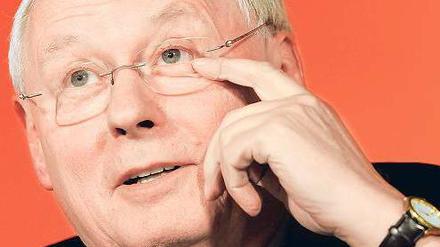 Oskar Lafontaine (68) war von 2007 bis 2010 Vorsitzender der Linkspartei. Im Saarland, wo der Landtag an diesem Donnerstag den Weg für Neuwahlen frei macht, ist er Fraktionschef und Spitzenkandidat. Auch sein Comeback im Bund wird geplant.