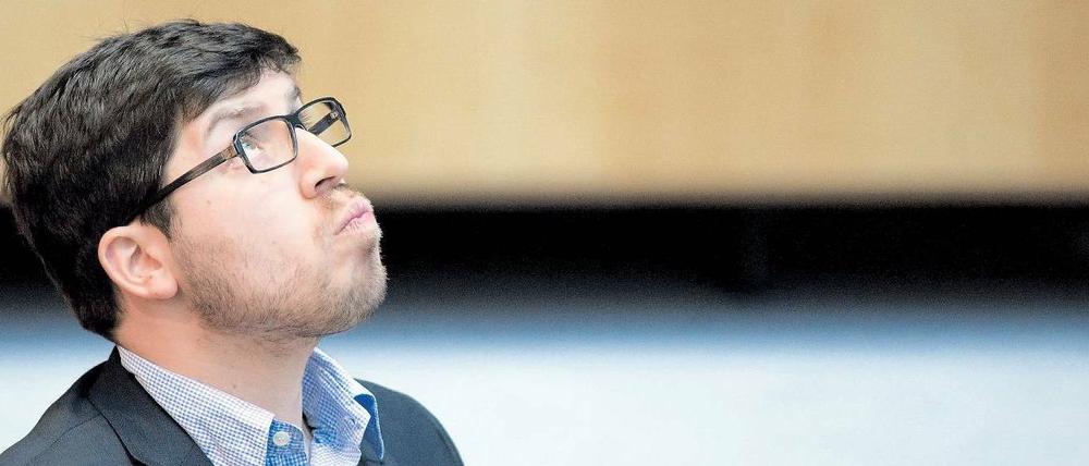 Aufwärts. In diese Richtung schaut Pirat Christopher Lauer während einer Sitzung des Abgeordnetenhauses. Und in diese Richtung geht es im Moment auch für seine Fraktion.