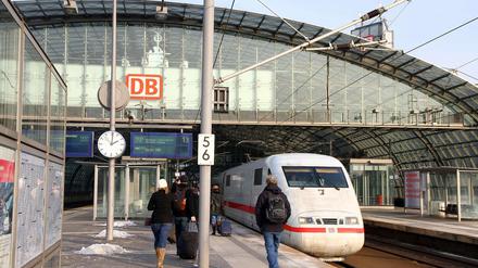 Unterm Berliner Himmel. Viele Fahrgäste am Hauptbahnhof haben kein Dach über dem Kopf, obwohl die ursprüngliche Planung für alle eines vorsah.