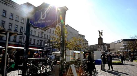 Hier tanzt Neukölln. Die Skulptur auf dem Hermannplatz stammt ebenfalls von Joachim Schmettau.