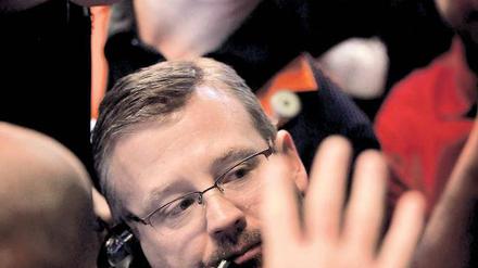 Nervös. Verkauft wurde 2011 von Aktien- über Rentenfonds bis zu Geldmarktpapieren alles. Europaweit trennten sich Anleger von Fondsanteilen für 124,3 Milliarden Euro. Foto: AFP