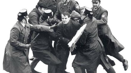 Knüppel raus. Die Polizei der 1960er Jahre war von militärischem Geist geprägt. 