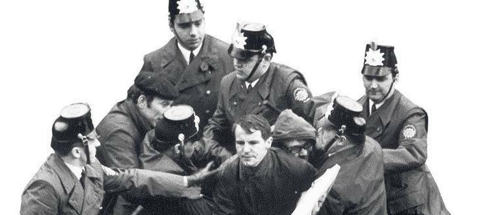 Knüppel raus. Die Polizei der 1960er Jahre war von militärischem Geist geprägt. 