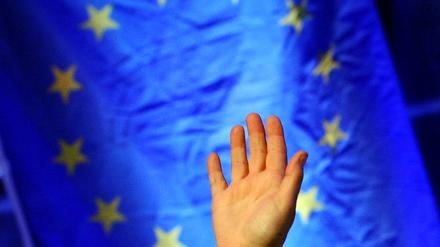 Führt der Weg Europas aus der realpolitischen Krise? Die grüßende Hand der Kanzlerin signalisiert zumindest den Willen dazu.