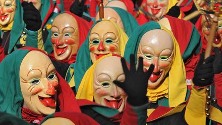Eine Narrenparade gibt es nicht nur beim Karneval, auch im Internet wird Spott vergossen. 