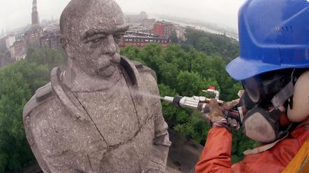 Alles neu. Plötzlich kann man Bismarck, dessen Hamburger Denkmal hier gereinigt wird, auch hören.