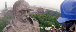 Alles neu. Plötzlich kann man Bismarck, dessen Hamburger Denkmal hier gereinigt wird, auch hören.