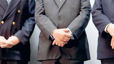 Die Hände gebunden. Die Vorstände der Deutschen Börse – Michael Kuhn, Jeffrey Tessler und Andreas Preuß – hören zu, wie Vorstandschef Reto Francioni auf das Nein der EU-Kommission zur geplanten Fusion mit der New Yorker NYSE reagiert. Foto: dpa