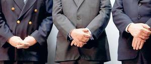 Die Hände gebunden. Die Vorstände der Deutschen Börse – Michael Kuhn, Jeffrey Tessler und Andreas Preuß – hören zu, wie Vorstandschef Reto Francioni auf das Nein der EU-Kommission zur geplanten Fusion mit der New Yorker NYSE reagiert. Foto: dpa