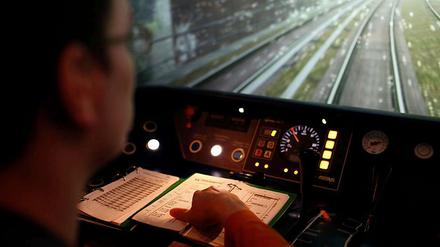 Am Fahrsimulator werden die neuen Triebfahrzeugführer der Berliner S-Bahn ausgebildet. Bis sie einsetzbar sind, dauert es noch Monate.