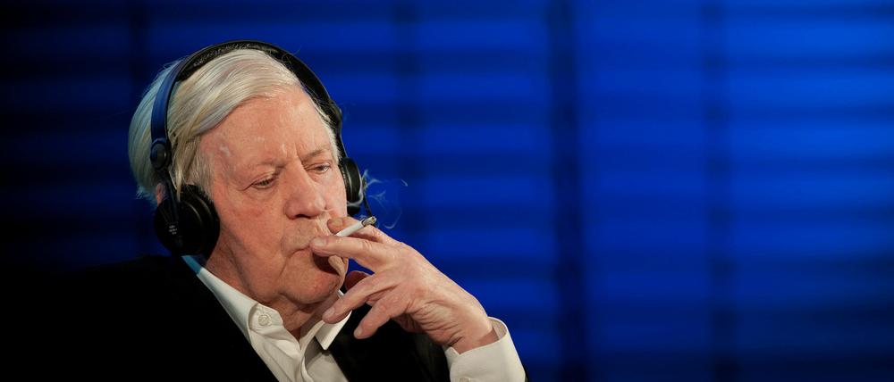 Nie ohne Zigarette: Helmut Schmidt.