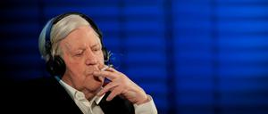 Nie ohne Zigarette: Helmut Schmidt.