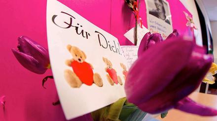 Blumen, Gedenktexte und ein Bild erinnern an Chantal aus Hamburg. Das elfjährige Mädchen verstarb, nachdem es in seiner Pflegefamilie eine Überdosis Methadon zu sich genommen hatte. 
