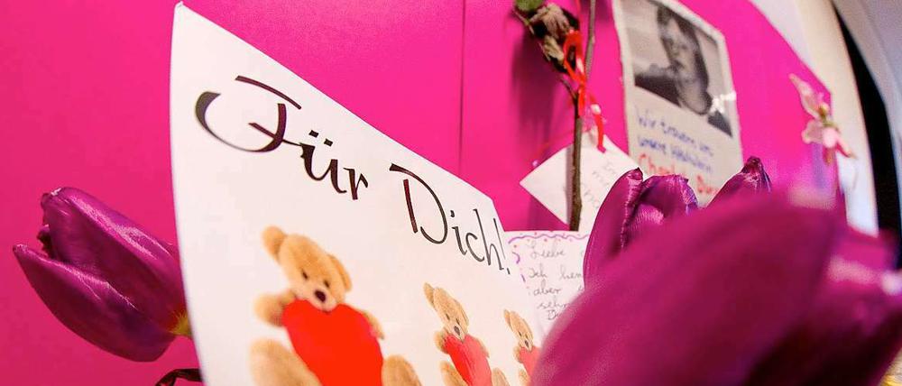 Blumen, Gedenktexte und ein Bild erinnern an Chantal aus Hamburg. Das elfjährige Mädchen verstarb, nachdem es in seiner Pflegefamilie eine Überdosis Methadon zu sich genommen hatte.