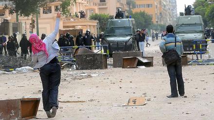 Nach den tödlichen Fußballkrawallen in Port Said kommt es seit zwei Tagen in mehreren ägyptischen Städten erneut zu gewalttätigen Auseinandersetzungen zwischen Polizei und Gegnern des Militärrates.