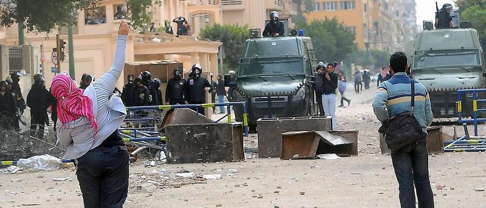 Nach den tödlichen Fußballkrawallen in Port Said kommt es seit zwei Tagen in mehreren ägyptischen Städten erneut zu gewalttätigen Auseinandersetzungen zwischen Polizei und Gegnern des Militärrates.