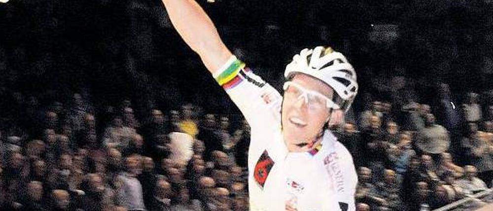 Und am Ende gewinnen doch die Favoriten. Cameron Meyer (vorn) und sein Partner Leigh Howard sicherten sich den Sieg beim Berliner Sechstagerennen. 