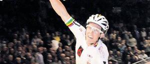 Und am Ende gewinnen doch die Favoriten. Cameron Meyer (vorn) und sein Partner Leigh Howard sicherten sich den Sieg beim Berliner Sechstagerennen. 