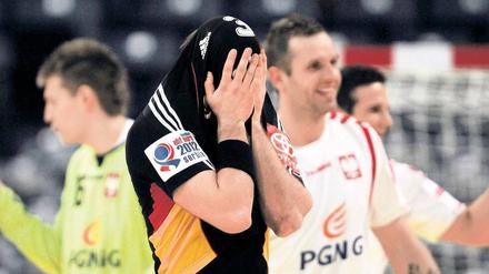 Am liebsten vergraben. Uwe Gensheimer kann die Niederlage kaum fassen. Im Hintergrund freuen sich die Polen auf das Halbfinale. Foto: dapd