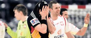 Am liebsten vergraben. Uwe Gensheimer kann die Niederlage kaum fassen. Im Hintergrund freuen sich die Polen auf das Halbfinale. Foto: dapd