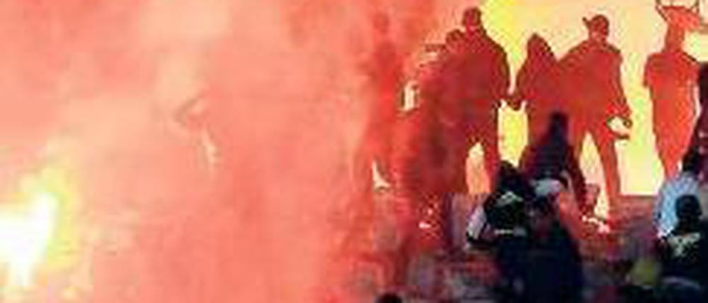 Tod im Stadion. Fans und Sicherheitskräfte in Port Said. Foto: dpa