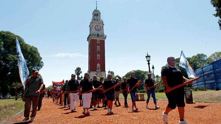 Vermummte Demonstranten protestieren gegen die "britische Besatzung" der Malvinas. So nennen Argentinier die Falklandinseln im Südatlantik. 