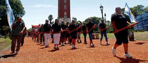 Vermummte Demonstranten protestieren gegen die "britische Besatzung" der Malvinas. So nennen Argentinier die Falklandinseln im Südatlantik.