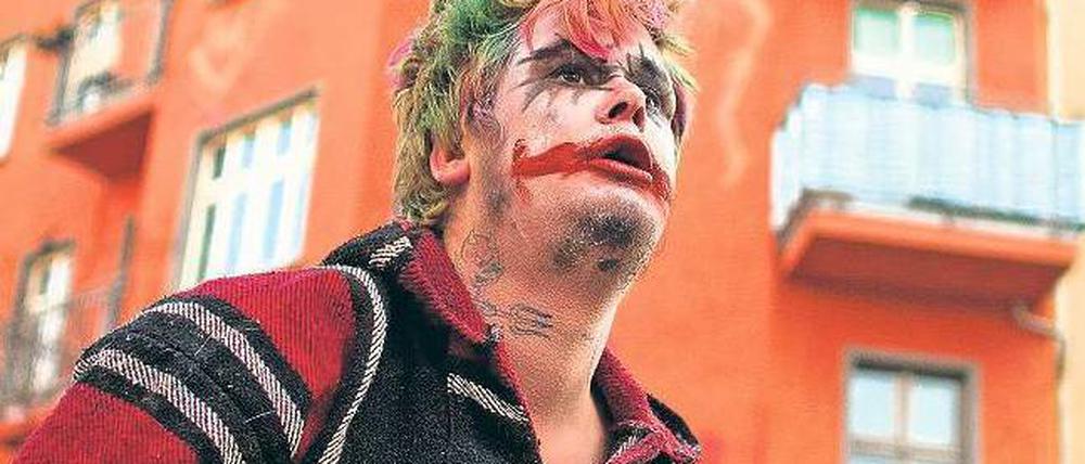 Jokerface. Ein Mann mit Clownsbemalung protestierte gegen die Räumung der „Liebig 14“ vor einem Jahr. Die Mahnwache der linken Szene blieb zunächst friedlich. Foto: Reuters