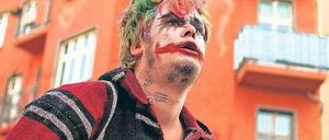 Jokerface. Ein Mann mit Clownsbemalung protestierte gegen die Räumung der „Liebig 14“ vor einem Jahr. Die Mahnwache der linken Szene blieb zunächst friedlich. Foto: Reuters