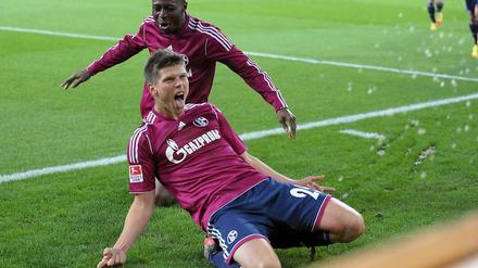 Zum Niederknien. Klaas-Jan Huntelaar (vorne) und Chinedu Obasi feiern das Tor zum 3:1, das noch keineswegs der Schlusspunkt im Spiel gegen Köln war. 