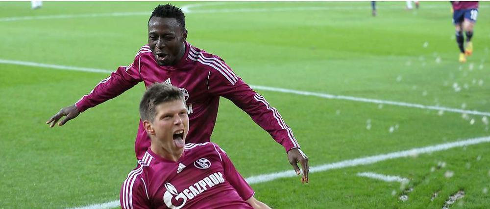 Zum Niederknien. Klaas-Jan Huntelaar (vorne) und Chinedu Obasi feiern das Tor zum 3:1, das noch keineswegs der Schlusspunkt im Spiel gegen Köln war.