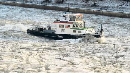 Mein lieber Scholli. Ein Eisbrecher kämpft sich durch die Spree.
