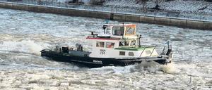 Mein lieber Scholli. Ein Eisbrecher kämpft sich durch die Spree.