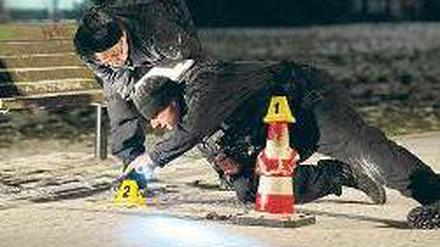 Nur keine Panik. Die Ermittler sichern den Tatort in der verschneiten Nacht. Foto: ZB/dpa
