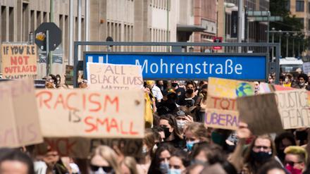 Die Mohrenstraße gilt als rassistisch konnotiert. Aber stimmt das? Seit Jahren wird für eine Umbenennung demonstriert.