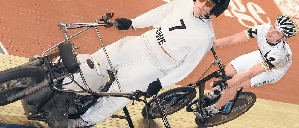 Peter Bäuerlein,51, aus Nürnberg ist seit 1982 als Schrittmacher bei Steher- und Dernyrennen im Einsatz. Neben diversen deutschen Meisterschaften zählen die Europameistertitel im Steherwettbewerb 2007 und 2008 zu seinen größten Erfolgen. Beide Titel gewann er mit dem Fahrer Timo Scholz. Foto: p-a/Augenklick
