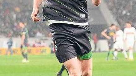 Gladbachs Peter Pan. Marco Reus schwebt nach seinem Tor zum 2:0. Foto: dapd